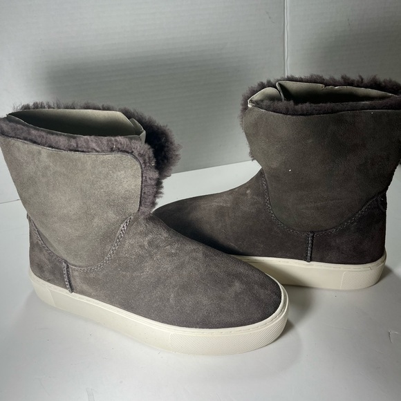 UGG WOMENS LYNUS SNEAKER - Picture 9 of 14